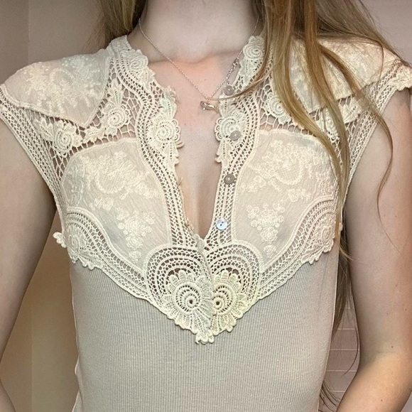 Cream Ruffled Cap Sleeve Blouse - Picture 6 of 7